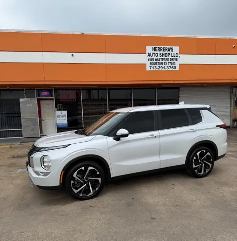 2023 Mitsubishi Outlander SE 2WD's photo