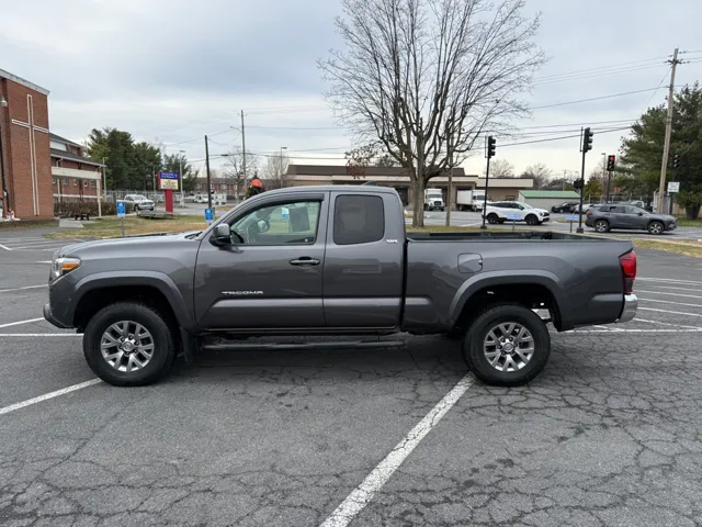 2018 Toyota Tacoma SR5's photo