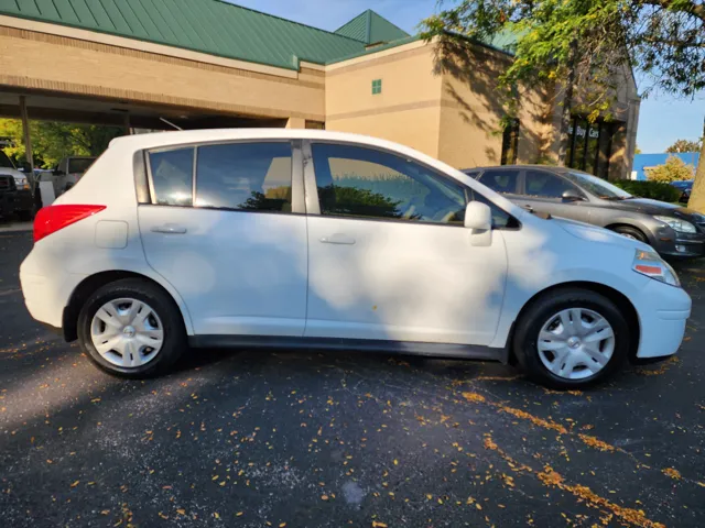 2010 Nissan Versa S photo 3
