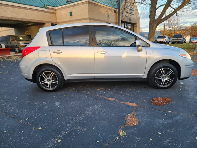 2009 Nissan Versa S photo 4