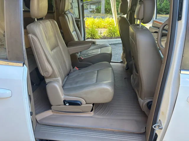 2016 Chrysler Town & Country Touring - Photo 16