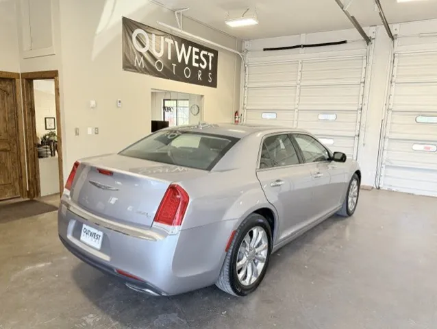 2016 Chrysler 300 C - Photo 10