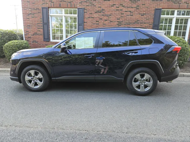 2022 Toyota RAV4 XLE photo 2