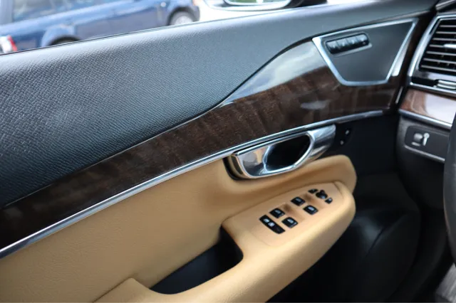 2016 Volvo XC90 T6 Momentum AWD photo 13