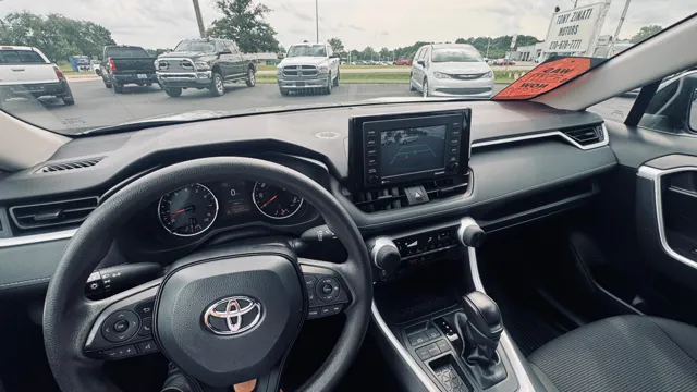 2022 Toyota RAV4 LE - Photo 25