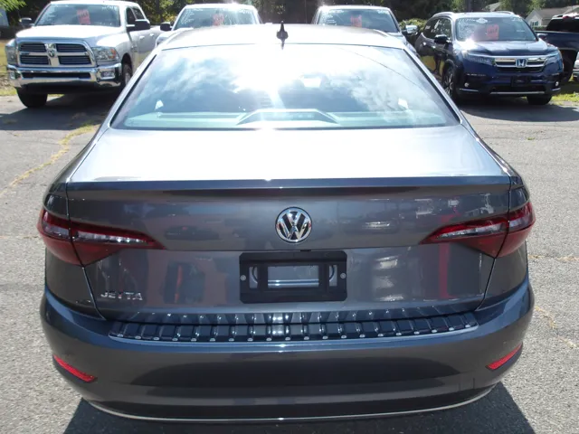 2020 Volkswagen Jetta SE R-Line photo 5