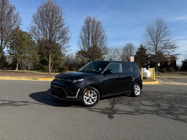 2023 Kia Soul LX's photo