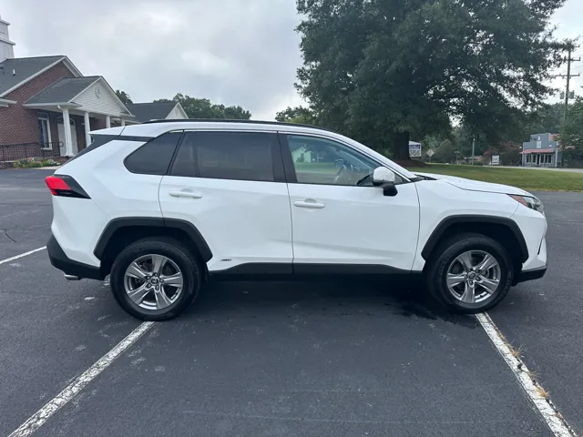 2022 Toyota RAV4 XLE - Photo 9