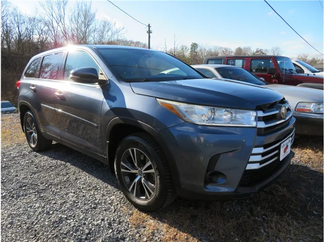 2019 Toyota Highlander LE's photo