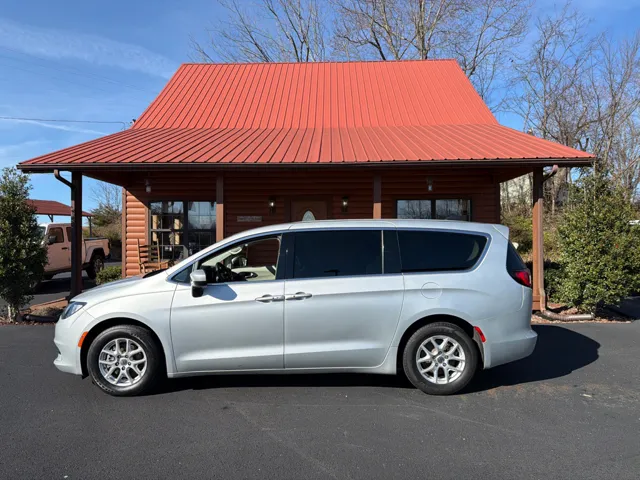 2023 Chrysler Voyager LX