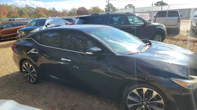 2016 Nissan Maxima SR's photo