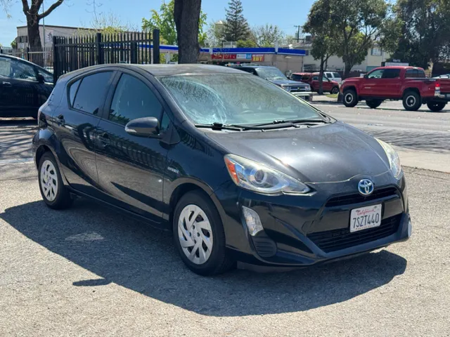 2016 Toyota Prius c Two's photo