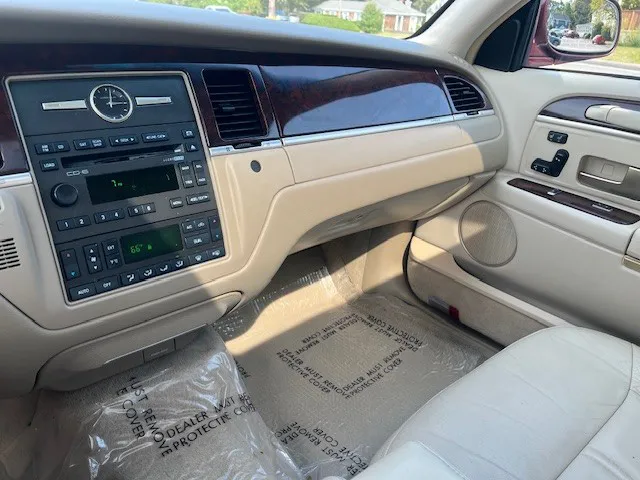 2006 Lincoln Town Car Signature Limited photo 7