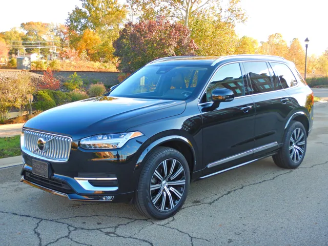 2025 Volvo XC90 Core's photo
