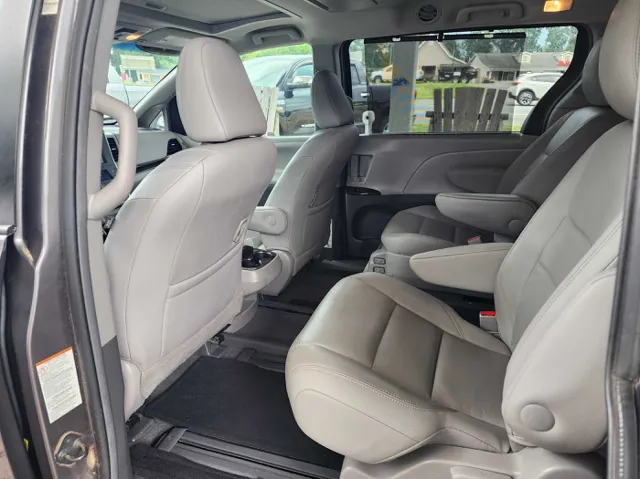 2015 Toyota Sienna XLE photo 12