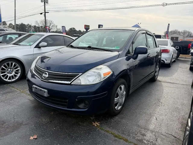 2010 Nissan Versa S's photo