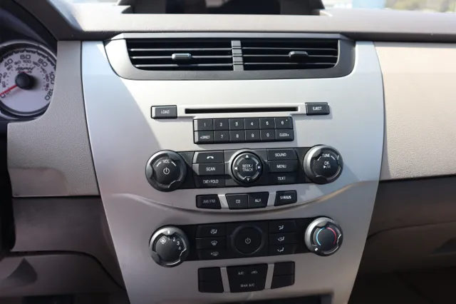 2010 Ford Focus SE - Photo 33