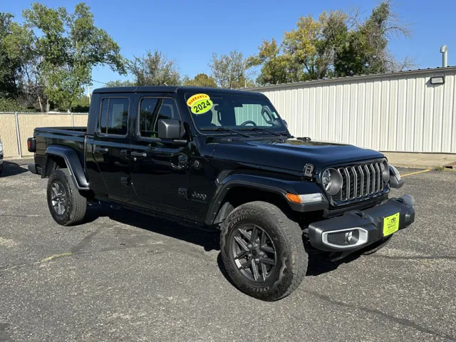 2024 Jeep Gladiator Sport S's photo