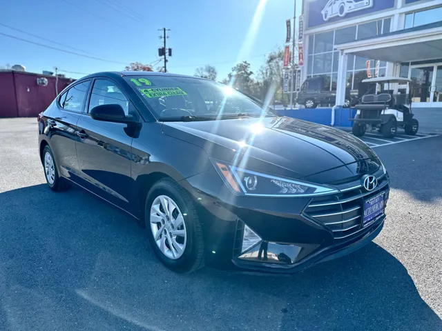 2019 Hyundai Elantra SE's photo