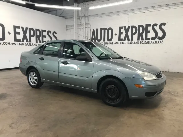 2005 Ford Focus ZX4 SE's photo