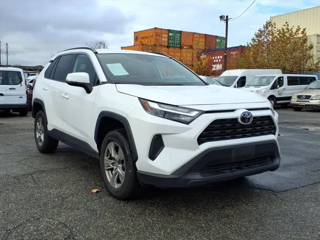 2024 Toyota RAV4 XLE's photo