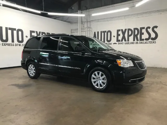 2014 Chrysler Town & Country Touring's photo