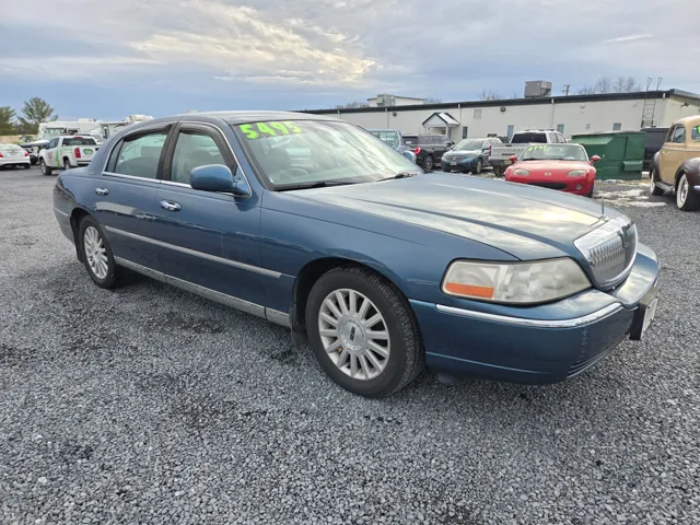 2003 Lincoln Town Car Signature photo 2