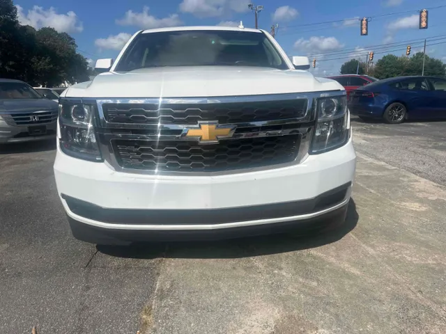 2017 Chevrolet Suburban LT photo 3