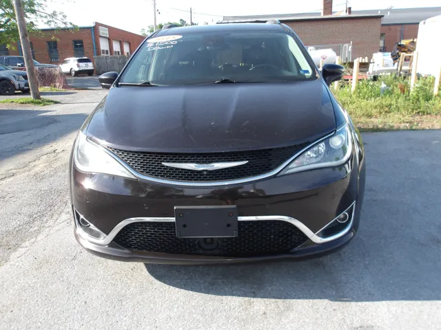 2018 Chrysler Pacifica Touring L's photo