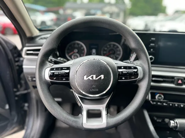 2022 Kia K5 LXS - Photo 9