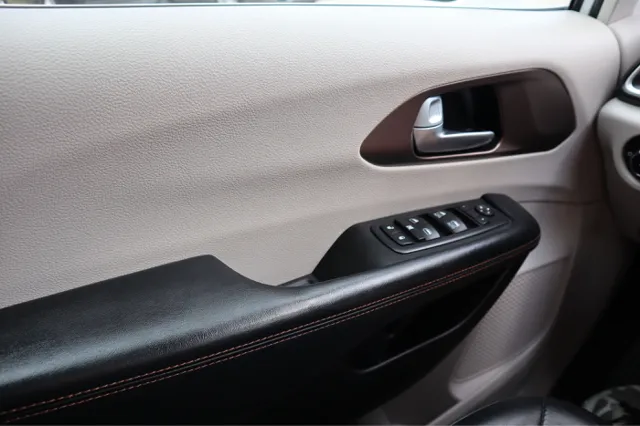 2017 Chrysler Pacifica Touring L photo 22
