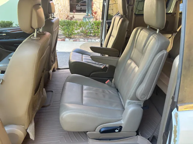 2016 Chrysler Town & Country Touring - Photo 12
