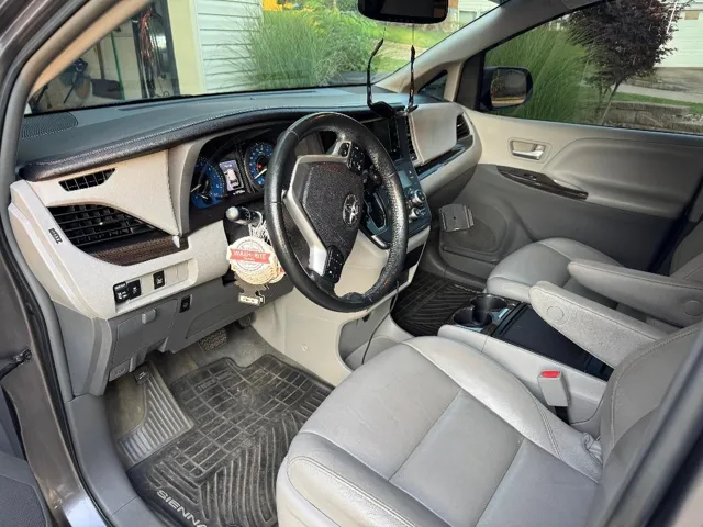 2015 Toyota Sienna XLE - Photo 10