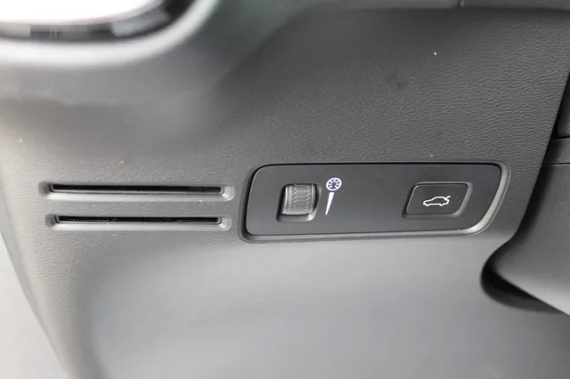 2022 Volvo XC40 T5 Momentum photo 13
