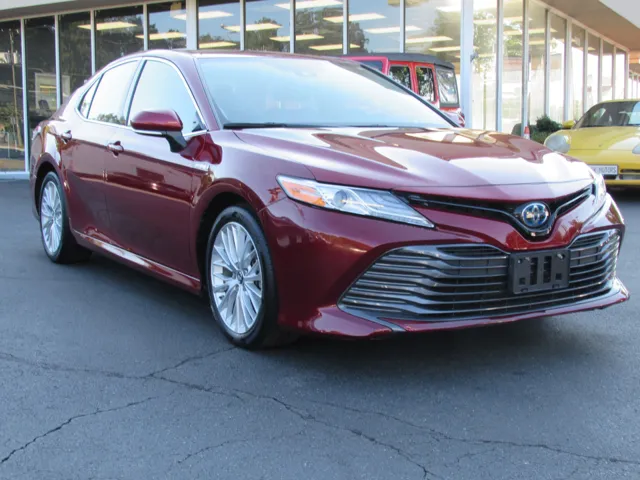 2019 Toyota Camry XLE Hybrid's photo