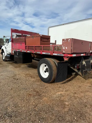 2008 Ford F-750 - Photo 9