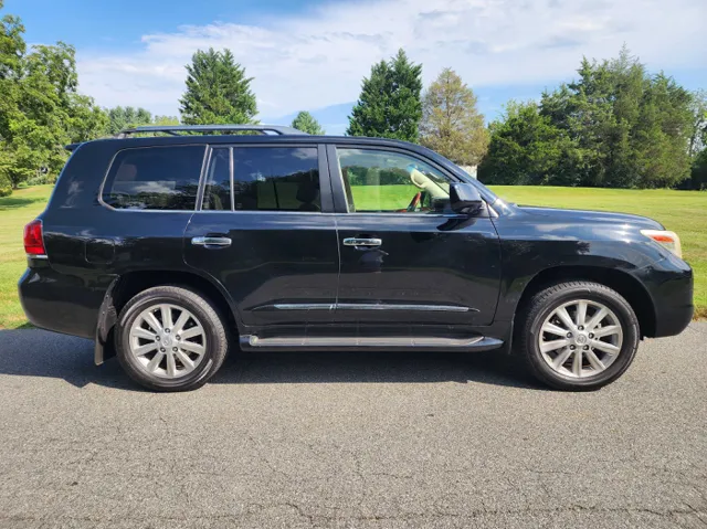 2010 Lexus LX 570 photo 2