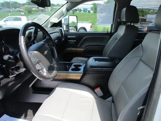 2017 Chevrolet Silverado 3500HD LT photo 3