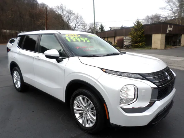 2022 Mitsubishi Outlander ES's photo