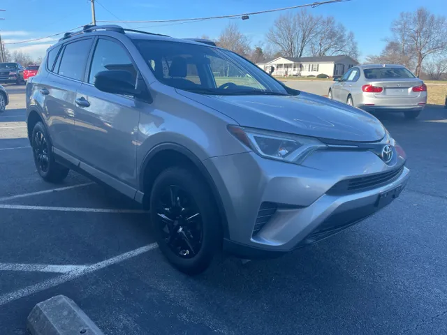 2016 Toyota RAV4 LE photo 3