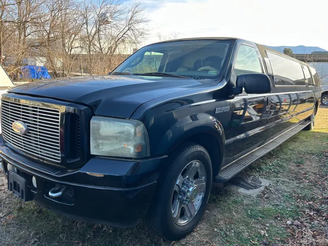 2004 Ford Excursion's photo