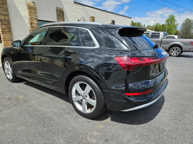 2019 Audi e-tron Premium Plus photo 4
