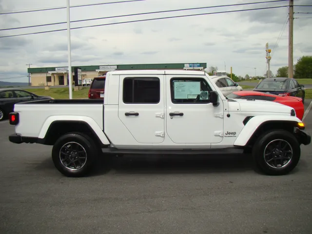 2021 Jeep Gladiator Overland's photo