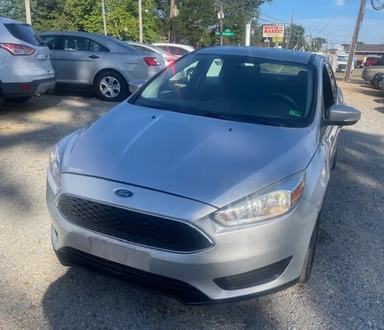 2017 Ford Focus SE photo 2
