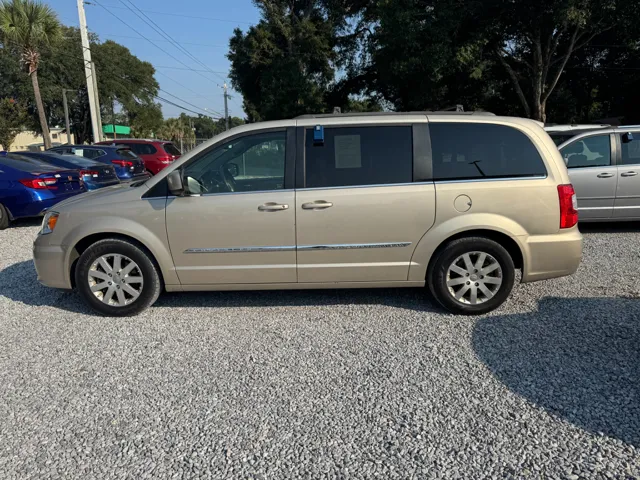 2015 Chrysler Town & Country Touring's photo