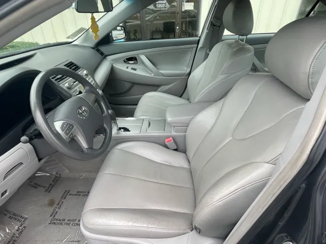 2010 Toyota Camry LE photo 7
