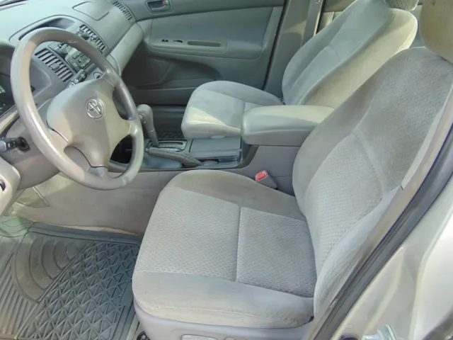 2004 Toyota Camry LE - Photo 10