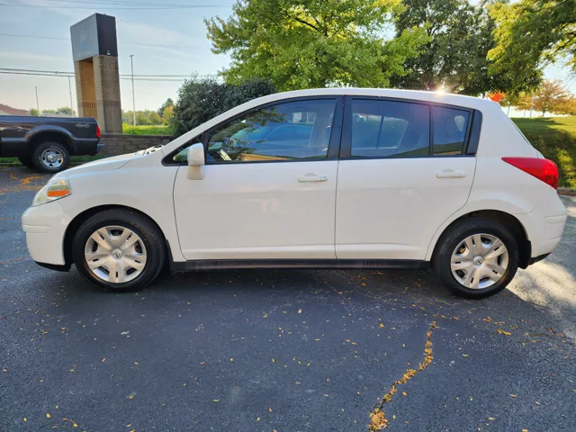 2010 Nissan Versa S photo 4