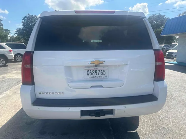 2017 Chevrolet Suburban LT photo 4