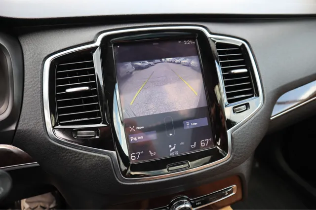 2016 Volvo XC90 T6 Momentum AWD photo 17